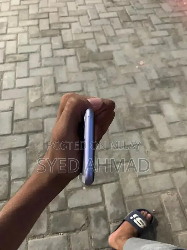 Apple iPhone 11 64GB Smartphone - Excellent Condition