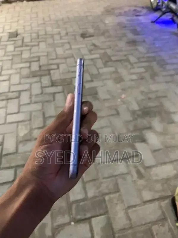 Apple iPhone 11 64GB Smartphone - Excellent Condition