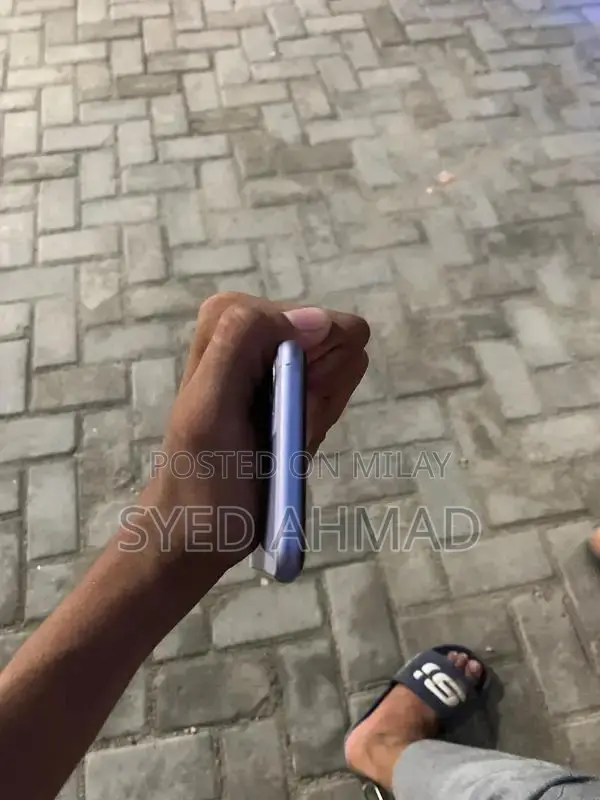 Apple iPhone 11 64GB Smartphone - Excellent Condition