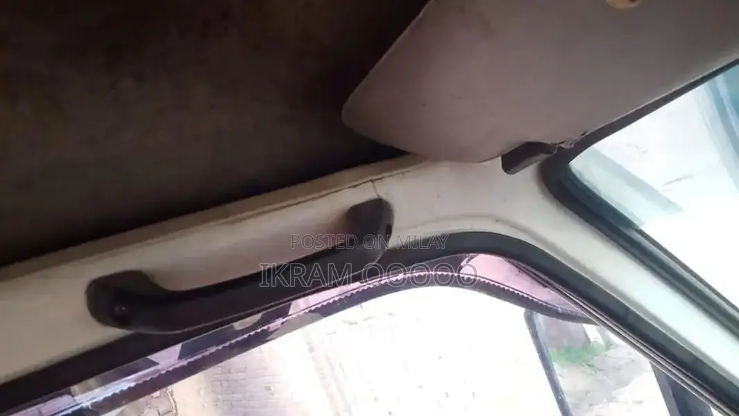 Carry Bolan 2015 White Cargo Van - Excellent Condition