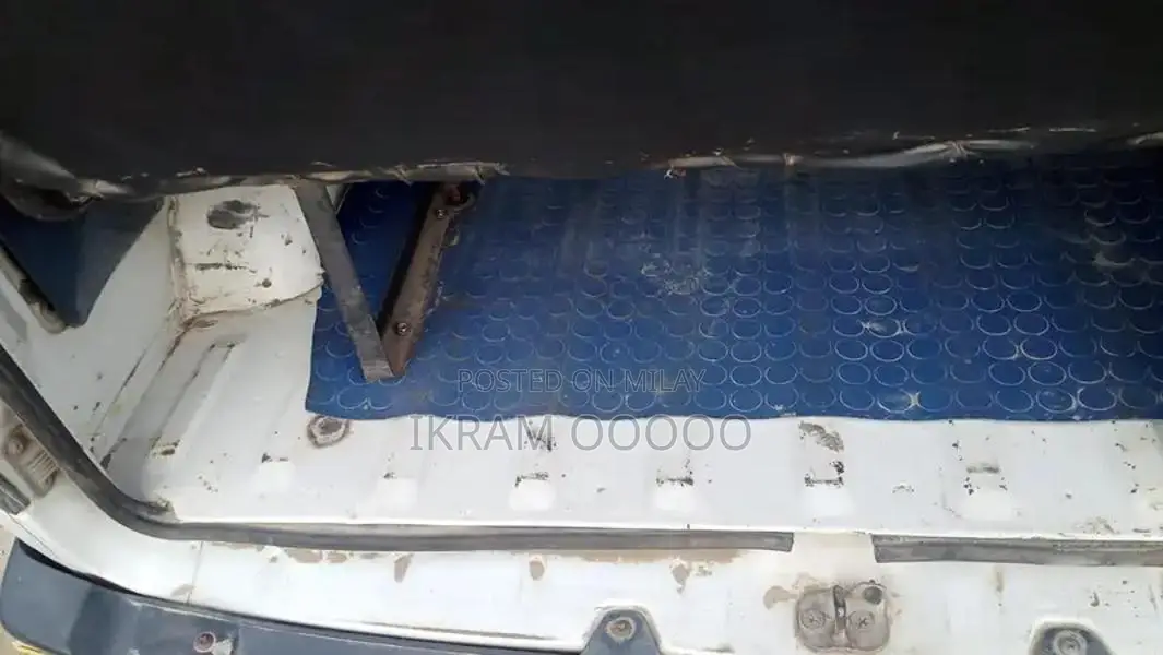 Carry Bolan 2015 White Cargo Van - Excellent Condition