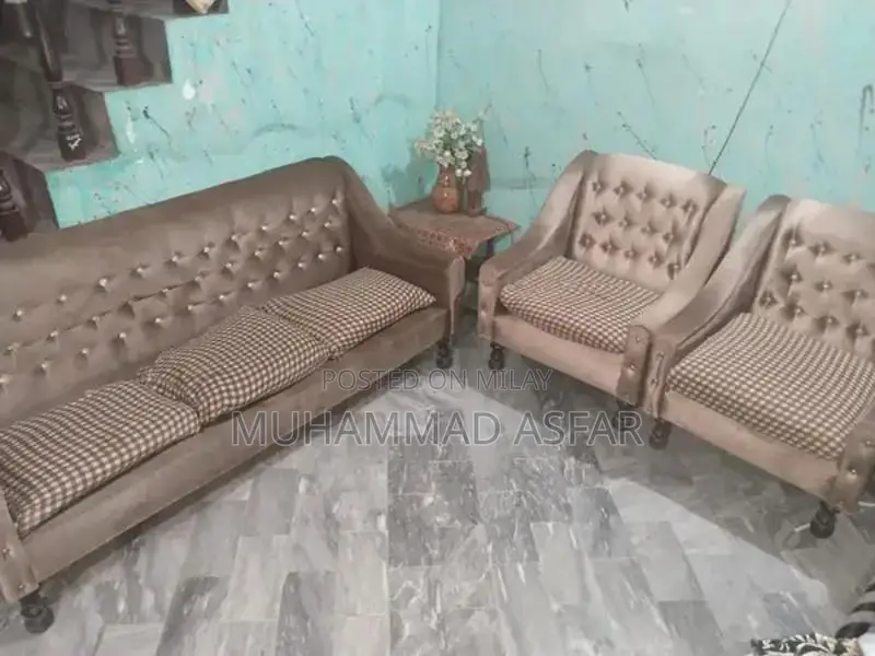 Deyar Wood 5 Seater Sofa Set in Premium Condition