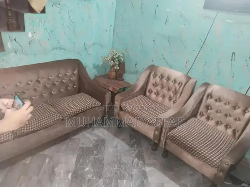 Deyar Wood 5 Seater Sofa Set in Premium Condition