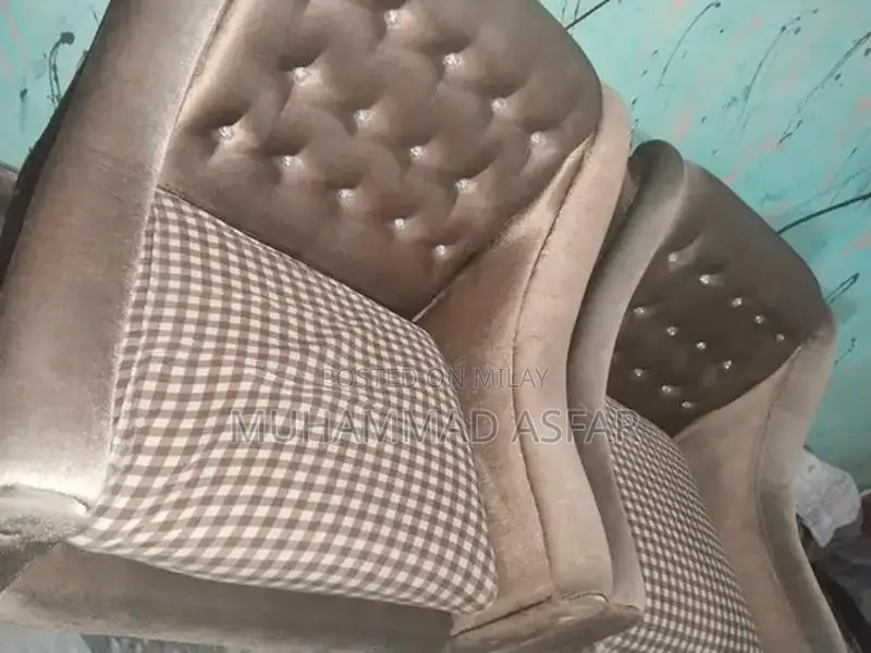 Deyar Wood 5 Seater Sofa Set in Premium Condition