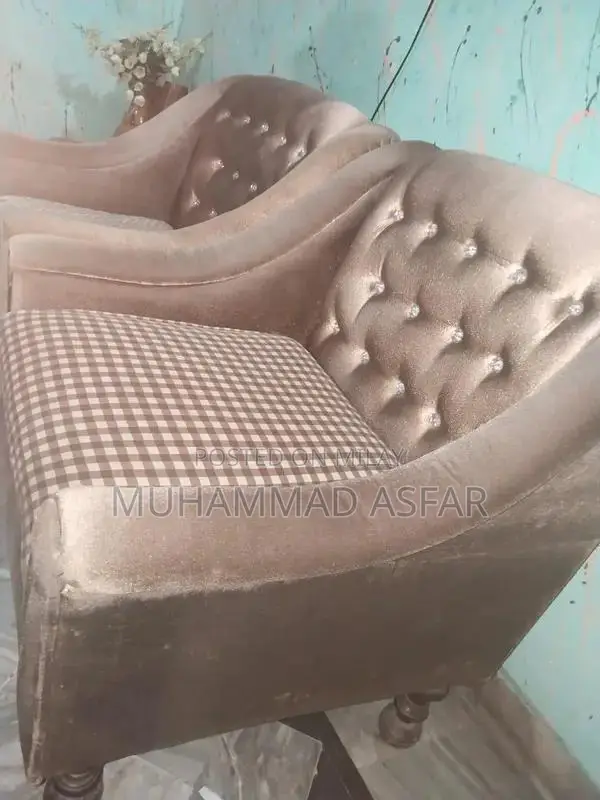 Deyar Wood 5 Seater Sofa Set in Premium Condition