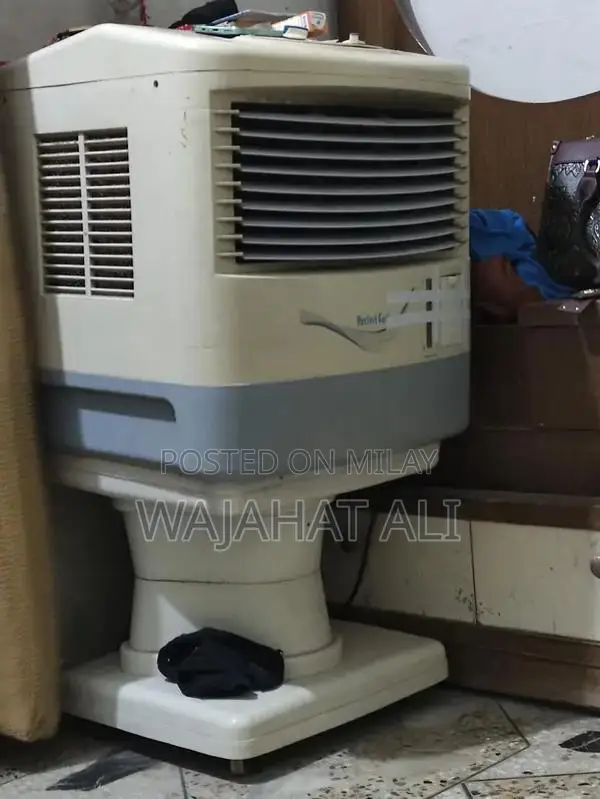 Compact Room Humidifier with Multiple Features