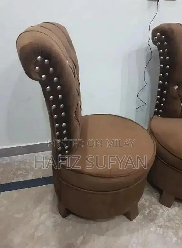 Comfortable Bedroom Accent Chair - Stylish Home Furniture