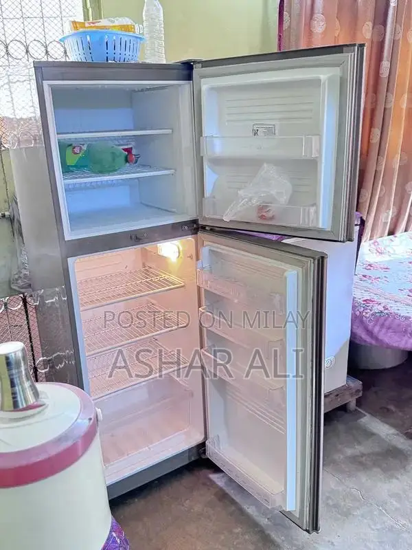 Large Pel Refrigerator in Excellent Condition