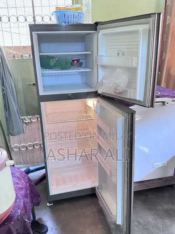 Large Pel Refrigerator in Excellent Condition