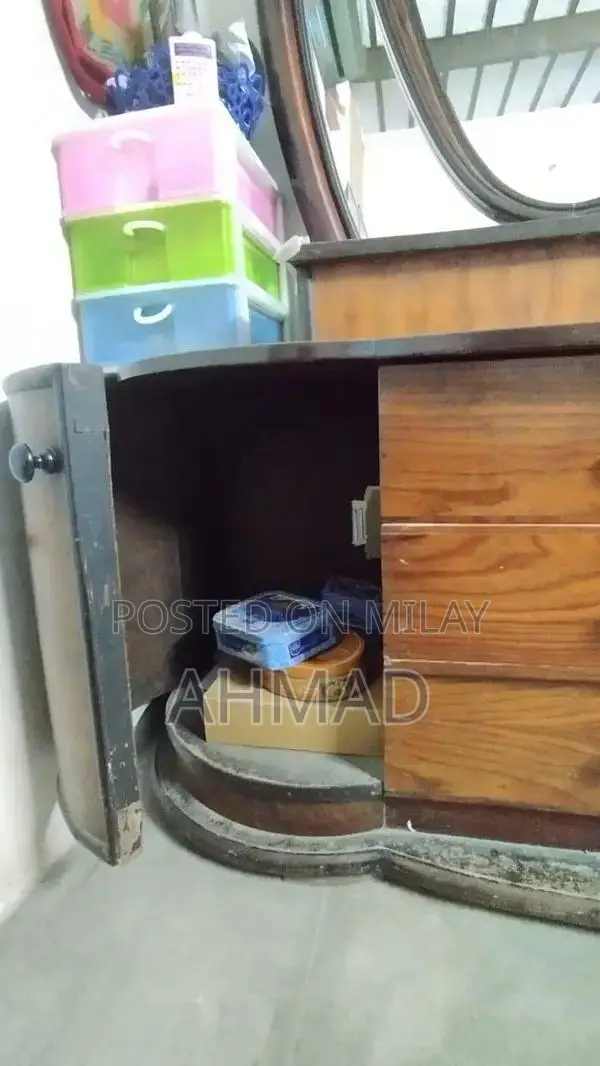 Elegant Wooden Dressing Table with High-Quality Finish