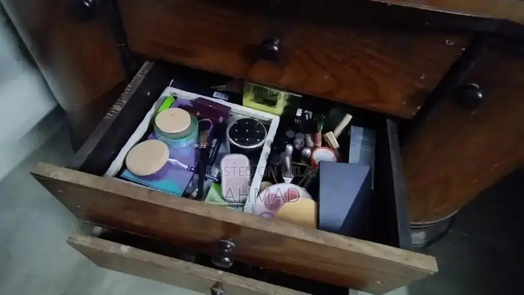 Elegant Wooden Dressing Table with High-Quality Finish