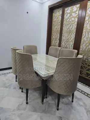 Photo - Dining Table Set with 6 Chairs - Excellent Condition