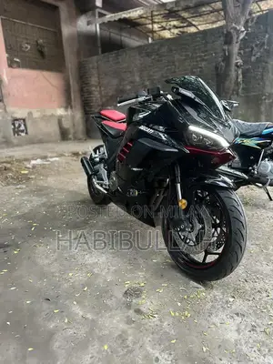 Photo - High-End Vehicle with Top Variant Features