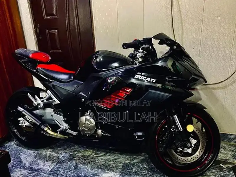 High-End Vehicle with Top Variant Features