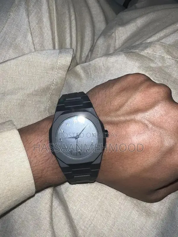 Stylish Men's Aura Analog Wristwatch - Classic Fashion Accessory