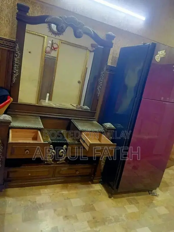 Elegant Wooden Dressing Table in Good Condition