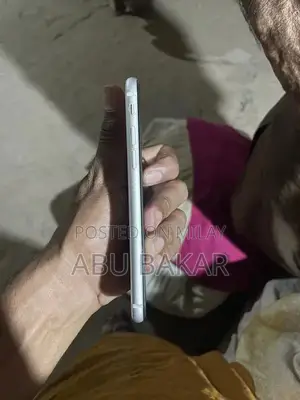 Apple iPhone SE 2020 128GB Smartphone