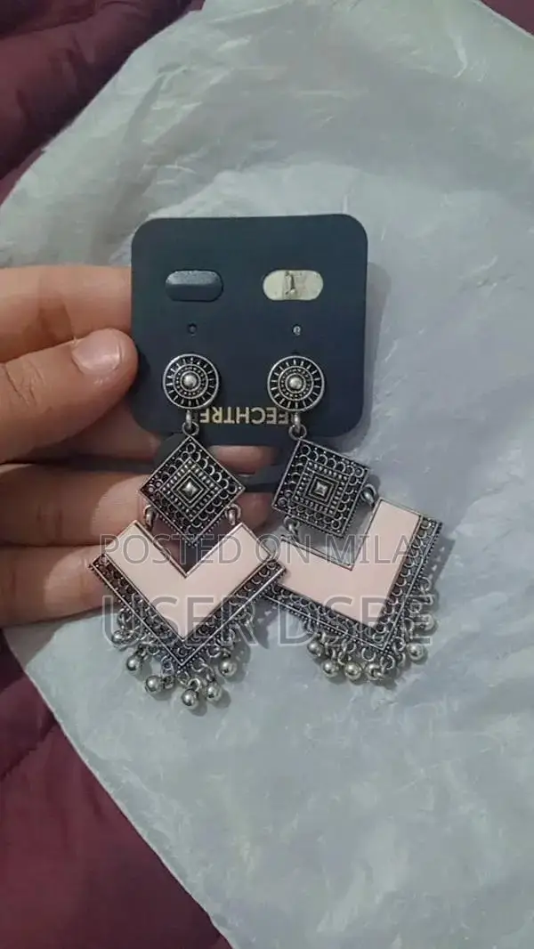 Vintage-Inspired Jewelry Set: Elegant Earrings and Matching Necklace