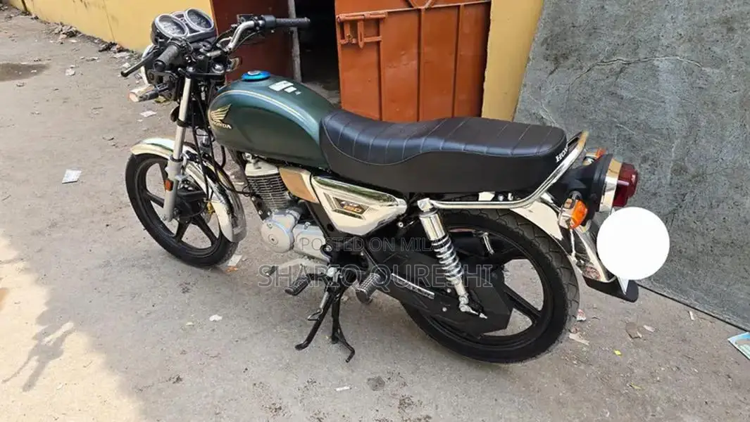 Green 150cc Motorcycle with Low Mileage and 5-Speed Transmission