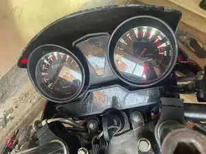 YBR 125 Motorcycle 2015 Model Lightweight Commuter Bike