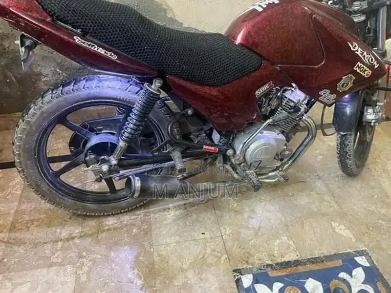 YBR 125 Motorcycle 2015 Model Lightweight Commuter Bike