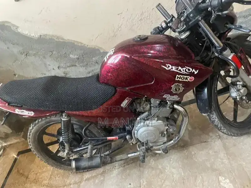 YBR 125 Motorcycle 2015 Model Lightweight Commuter Bike