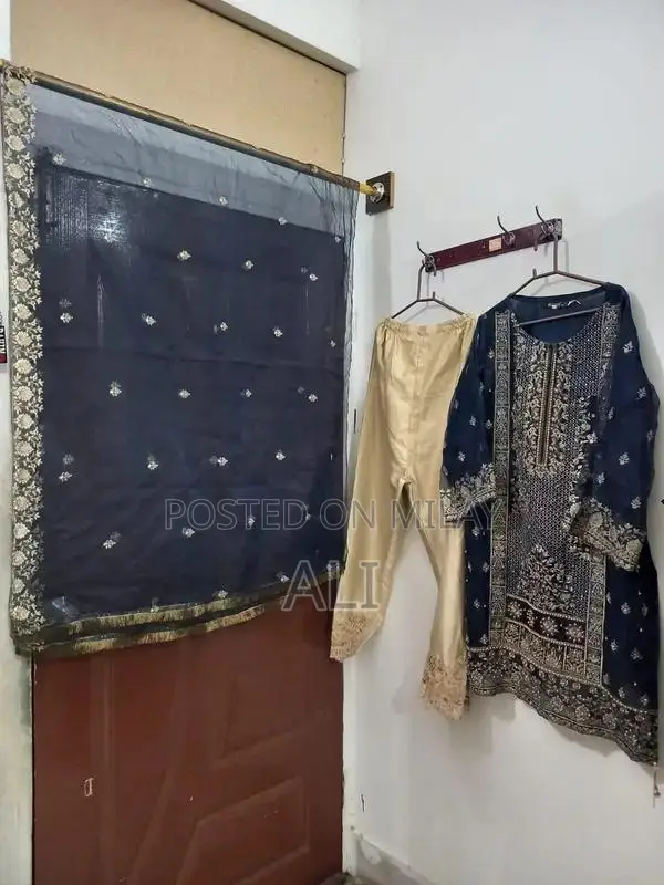 Preloved Women's Dress - Elegant and Stylish