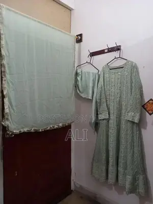 Preloved Women's Dress - Elegant and Stylish