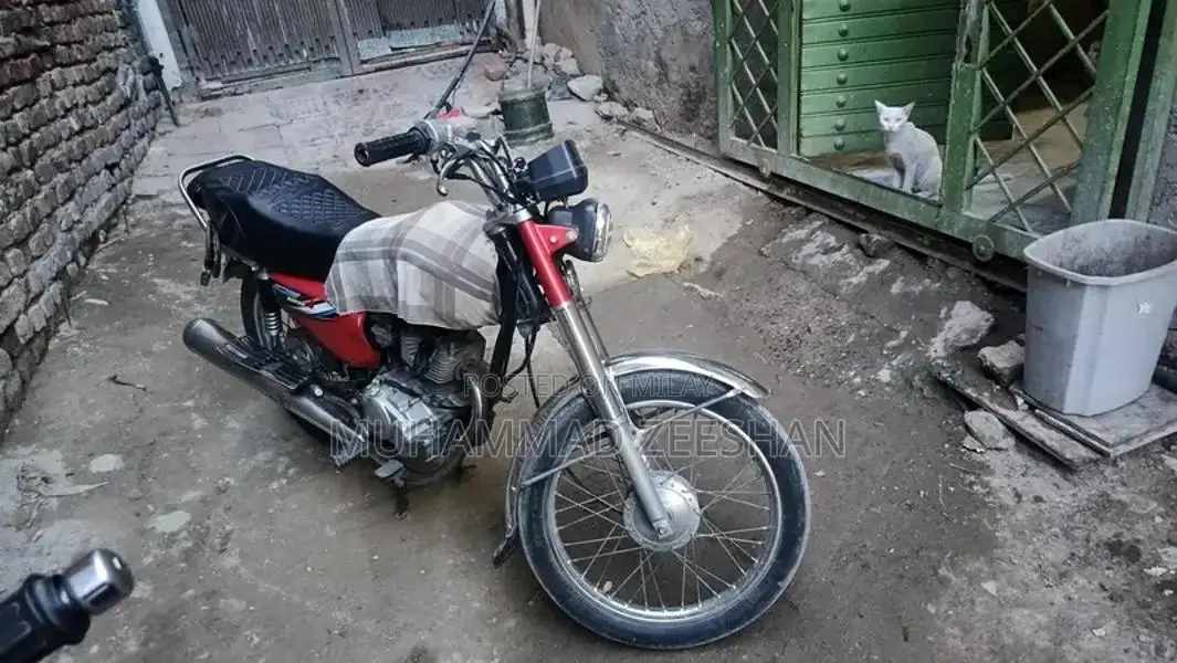 Honda 125 Motorcycle - Well-Maintained Two-Wheeler