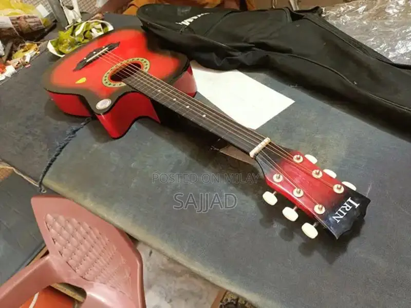 Musical Instrument Guitar in Pristine Condition with Carry Bag