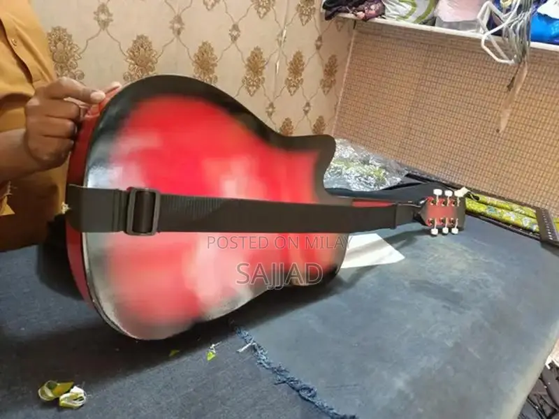 Musical Instrument Guitar in Pristine Condition with Carry Bag