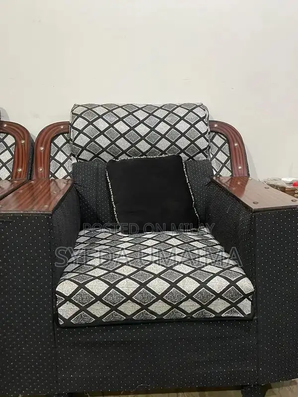 Spacious Seven-Seater Living Room Sofa Set