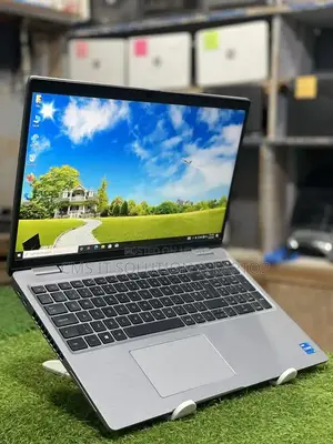 Photo - Dell Latitude 5520 Business Laptop Core i5 11th Gen