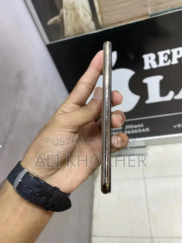 Apple iPhone XS 64GB Factory Unlocked Smartphone