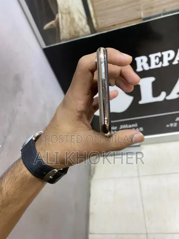 Apple iPhone XS 64GB Factory Unlocked Smartphone