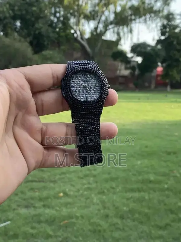 Elegant Black Diamond Men's Wristwatch - Stylish Timepiece