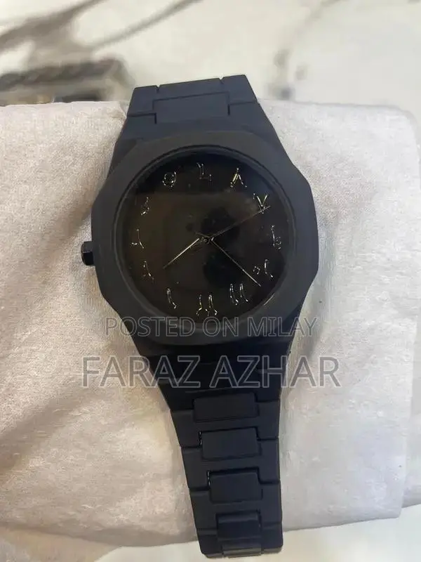 Stylish Aura Smart Watch - Modern Black Design for Active Lifestyles