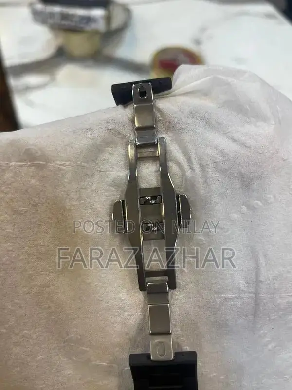 Stylish Aura Smart Watch - Modern Black Design for Active Lifestyles