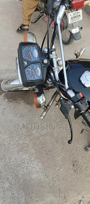 Honda 125cc Motorcycle - Single Cylinder Engine Commuter Bike