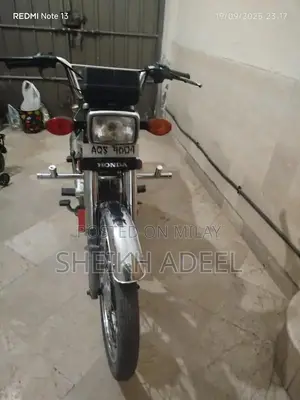 Honda 125 Motorcycle in Pristine Original Black Condition