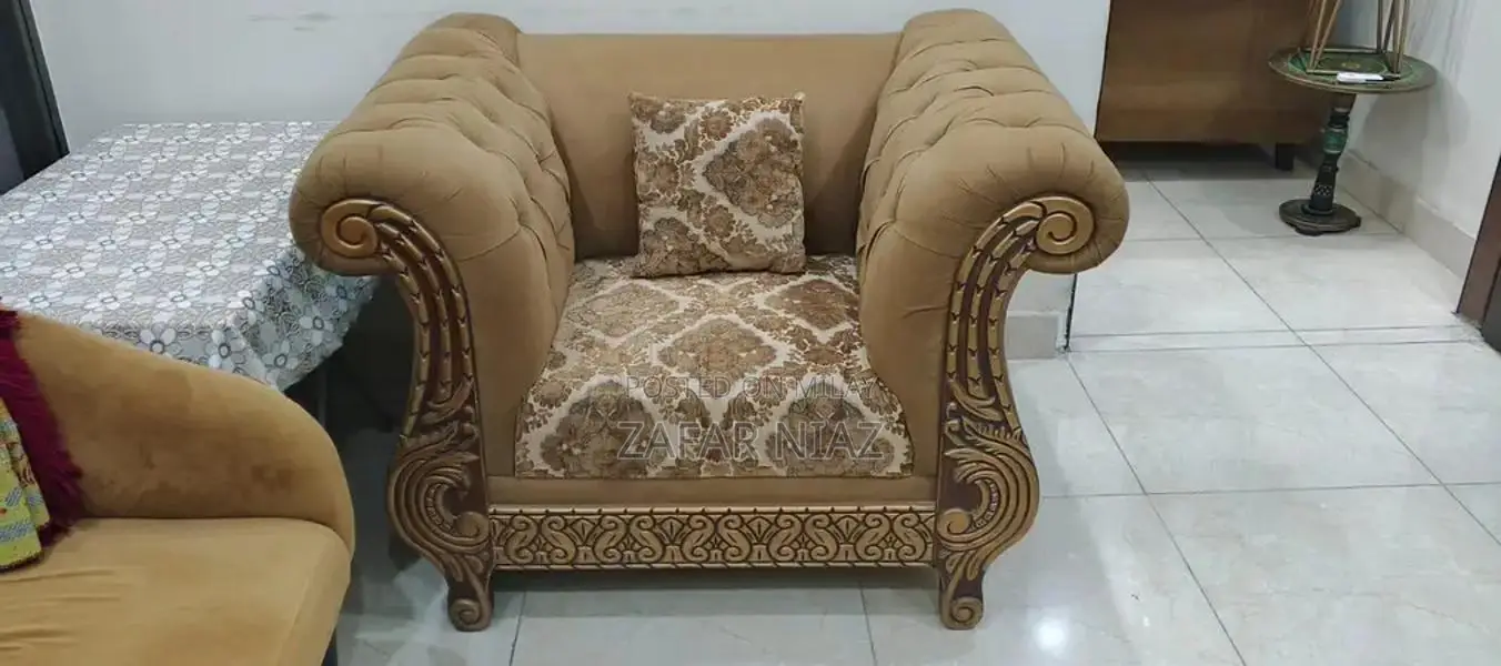 Comfortable and Spacious Sofa Set in Excellent Condition