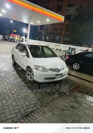 Photo - Honda City Automatic Sedan with Disk Brakes and Original Paint