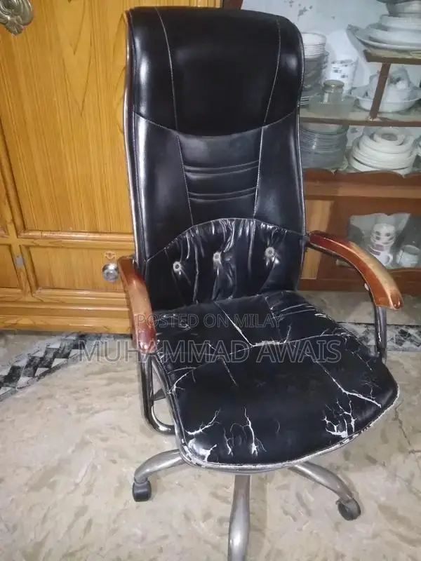 Comfortable Office Desk Chair with Adjustable Features