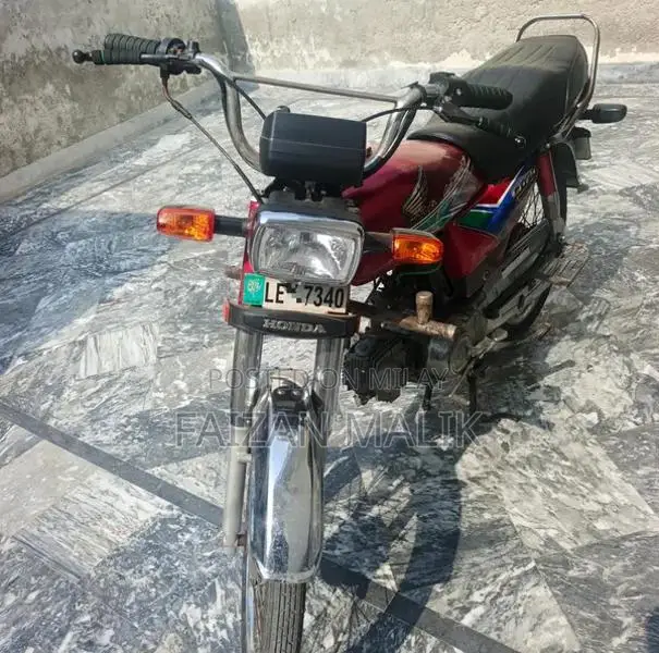 Cd70 Motorcycle 2013 Model Vintage Two-Wheeler