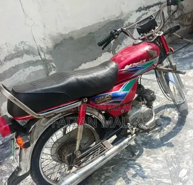 Cd70 Motorcycle 2013 Model Vintage Two-Wheeler