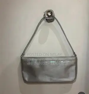 Elegant Silver Metallic Handbag - Versatile Everyday Accessory