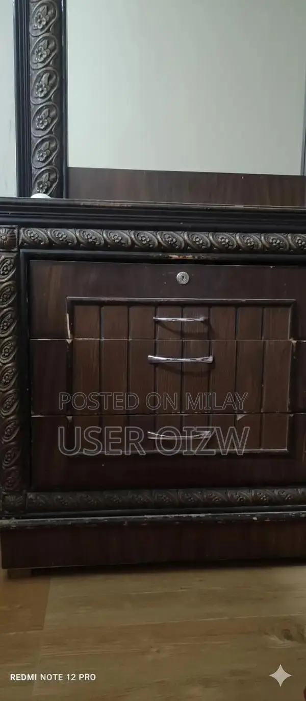 Classic Wooden Dressing Table with Mirror and Storage Drawers