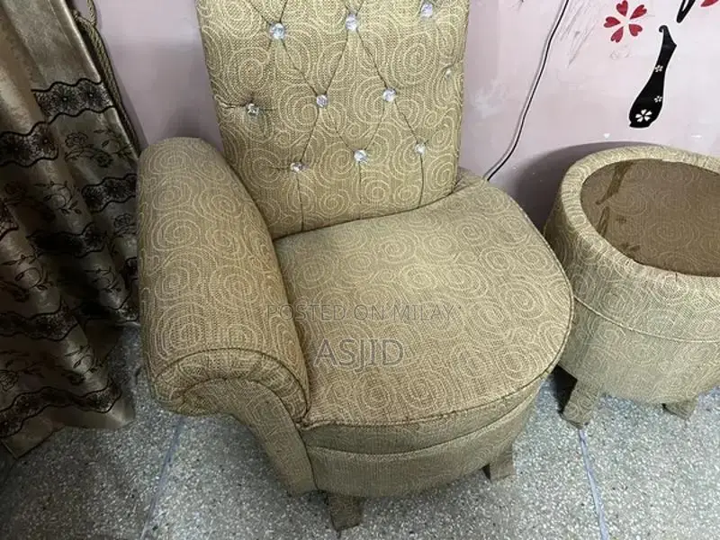 Comfortable Wooden Coffee Chairs with Matching Center Table