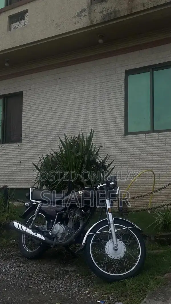 Honda CG 125 Motorcycle - Classic Single-Cylinder Bike