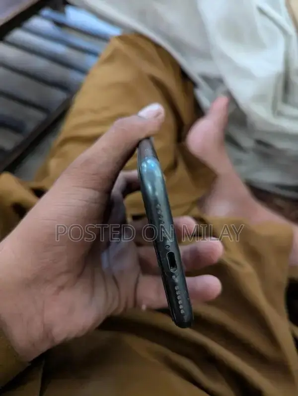 Dual SIM Smartphone with Advanced Communication Features